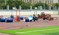 讲述前辈故事学生们聚精会神地听着目光中充满了对英雄的敬仰